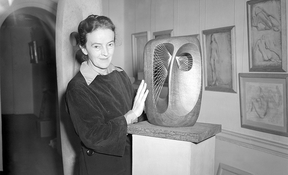 Barbara Hepworth with her work at the Lefevre Gallery Mirrorpix in 1952 (Trinity Mirror/Mirrorpix/Alamy)